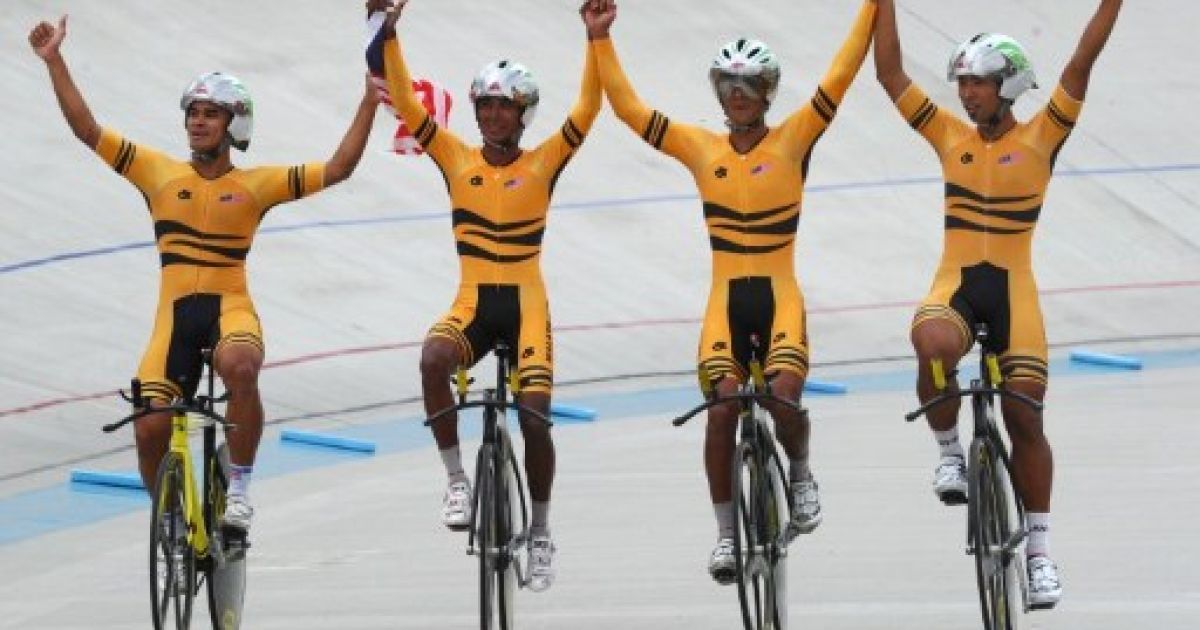Індонезія, Джакарта. Команда малайзійських велосипедистів святкує перемогу у чоловічій командній гонці на 4000 м під час 26-их Південно-Азіатських Ігр (SEAGAMES). / © AFP