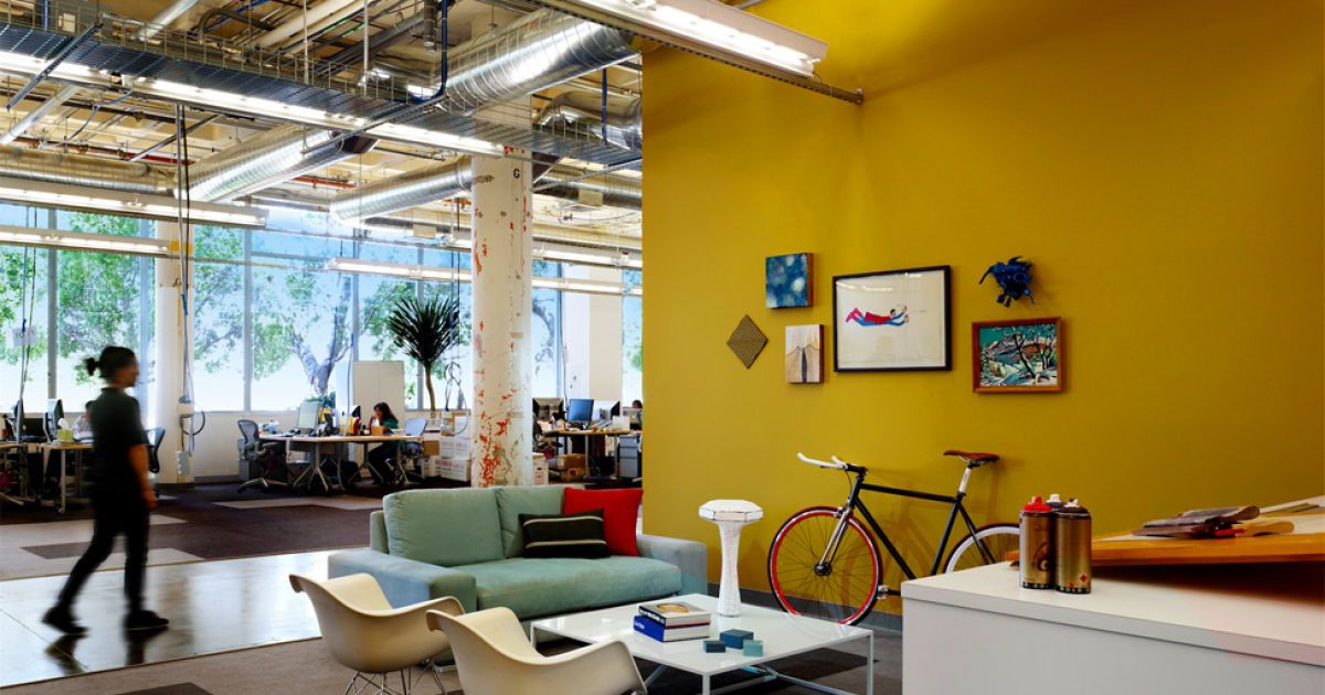 В центрі офісу розташовані робочі місця керівництва, також є велика кількість кімнат для відпочинку / © bigpicture.ru