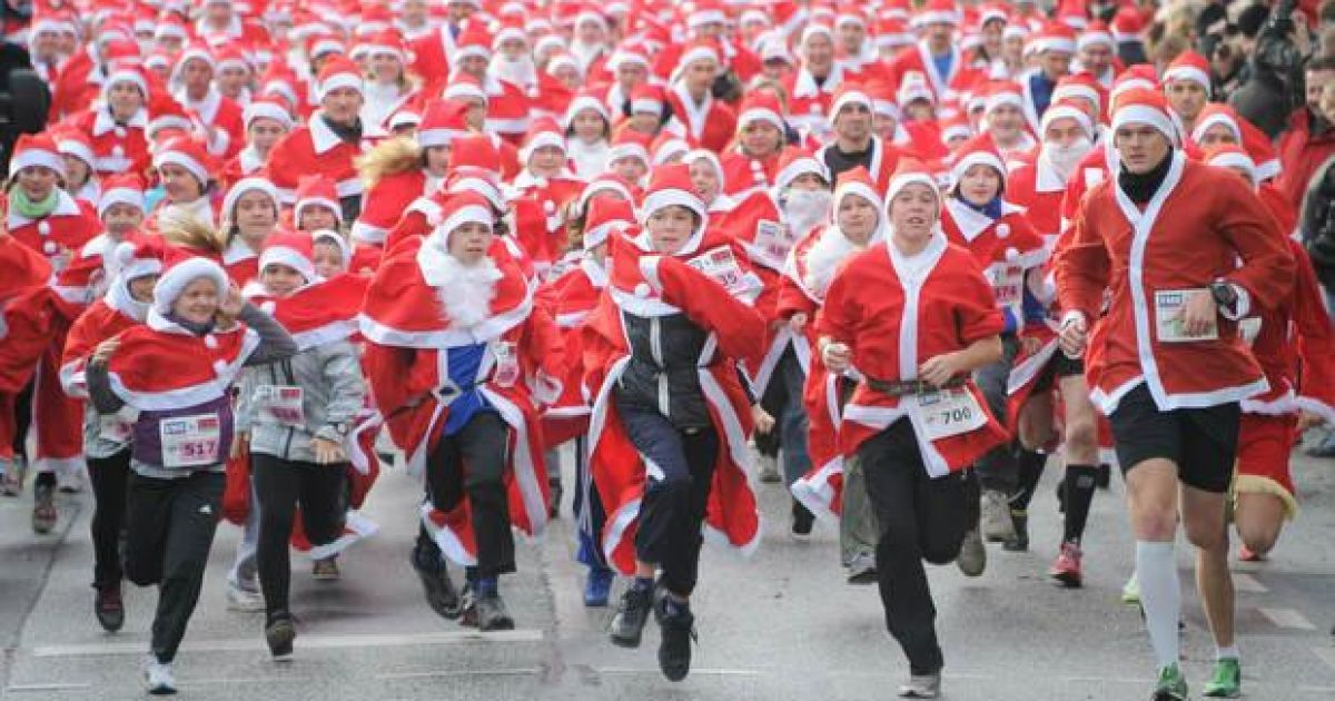 Забіг Санта-Клаусів у Ліверпулі / © AFP