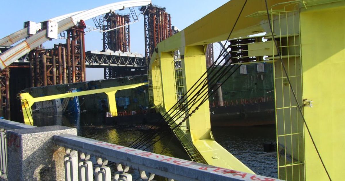 У Києві на будівництві мосту в Дніпро впав плавучий кран "Захарій"