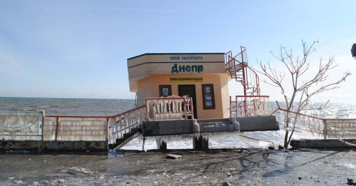 В Алушті штормом зруйнувало набережну / © Твоя газета