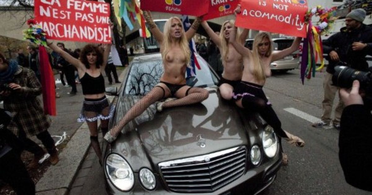 Швейцарія, Цюріх. Активісти жіночого руху FEMEN тримають плакати з написами "Жінка &mdash; не товар" під час топлес-протесту проти проституції та торгівлі жінками, який вони влаштували в районі сутенерів у Цюриху. / © AFP