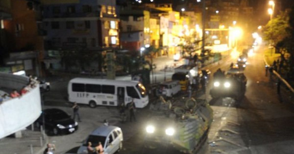 Поліція Ріо-де-Жанейро на БТРах і вертольотах відвоювала у наркомафії район без жодного пострілу