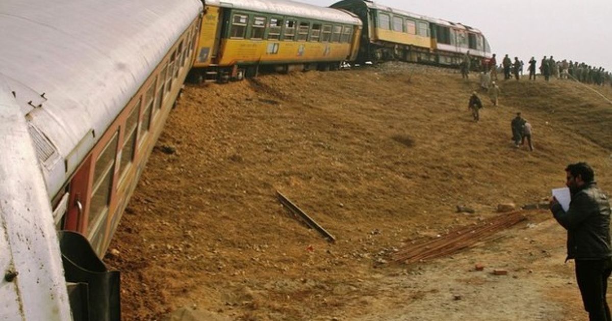Індія, Едура. Люди оглядають місце аварії пасажирського поїзда, який зійшов з рейок. Під час аварії поранення отримали щонайменше 20 осіб. / © AFP