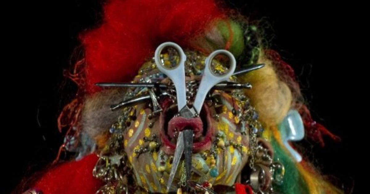 Артист прямо на сцені проколов собі язик