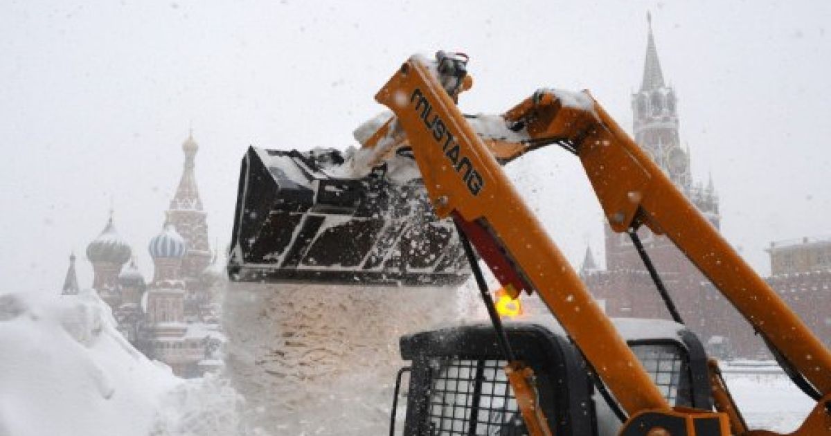 Через сильний снігопад Москва з самого ранку стала в кілометрових заторах