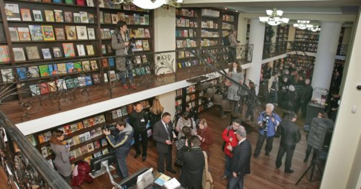 У Києві заново відкрили найстарішу книгарню міста "Сяйво книги"