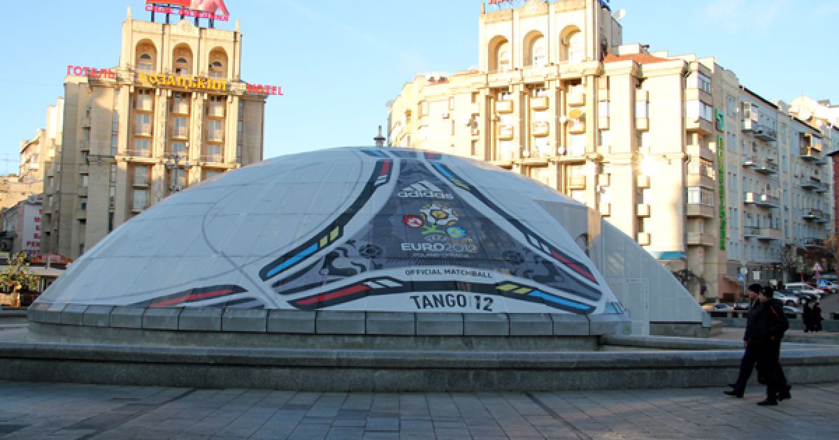 Глобус на Майдані у Києві перетворили на гігантський Євром"яч-2012