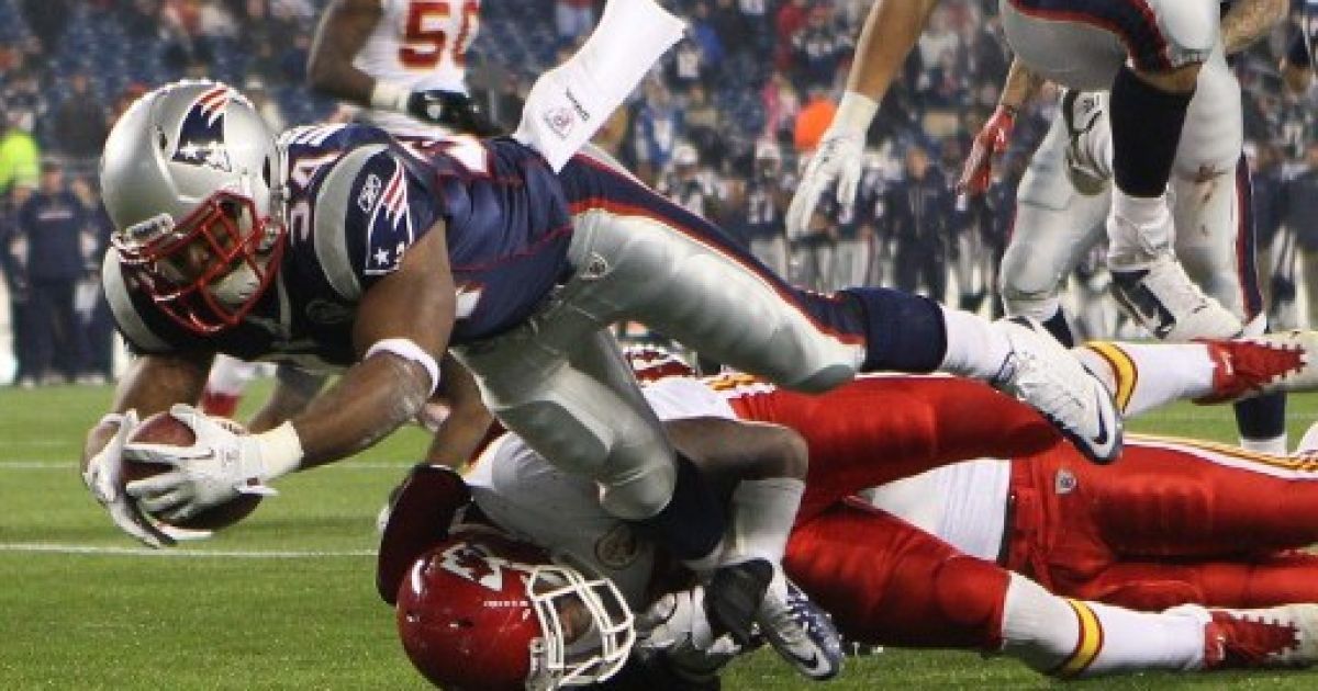 США, Фоксборо, штат Массачусетс. Гравці New England Patriots та Kansas City Chiefs ведуть боротьбу за м&rsquo;яч під час матчу на стадіоні Gillette у Фоксборо. / © AFP