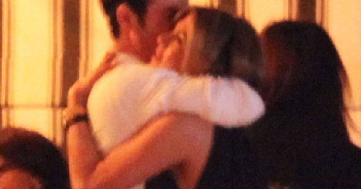 Еністон відзначила 43-річчя в обіймах коханого на даху висотки