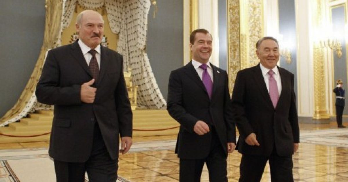 Росія, Москва. Президент Росії Дмитро Медведєв, президент Казахстана Нурсултан Назарбаєв і білоруський президент Олександр Лукашенко провели зустріч в Кремлі. На зустрічі лідери домовились про створення Євразійського економічного союзу. / © AFP