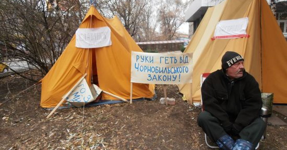 В Донецьку були госпіталізовані 11 чорнобильців, які почали голодувати 15 листопада, протестуючи проти скорочення їм пенсійних виплат. / © Остров