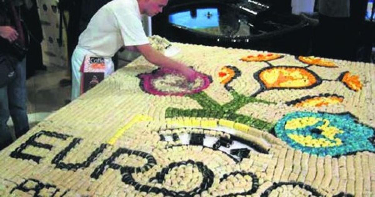 З рекордних суші виклали панно з лого Євро-2012