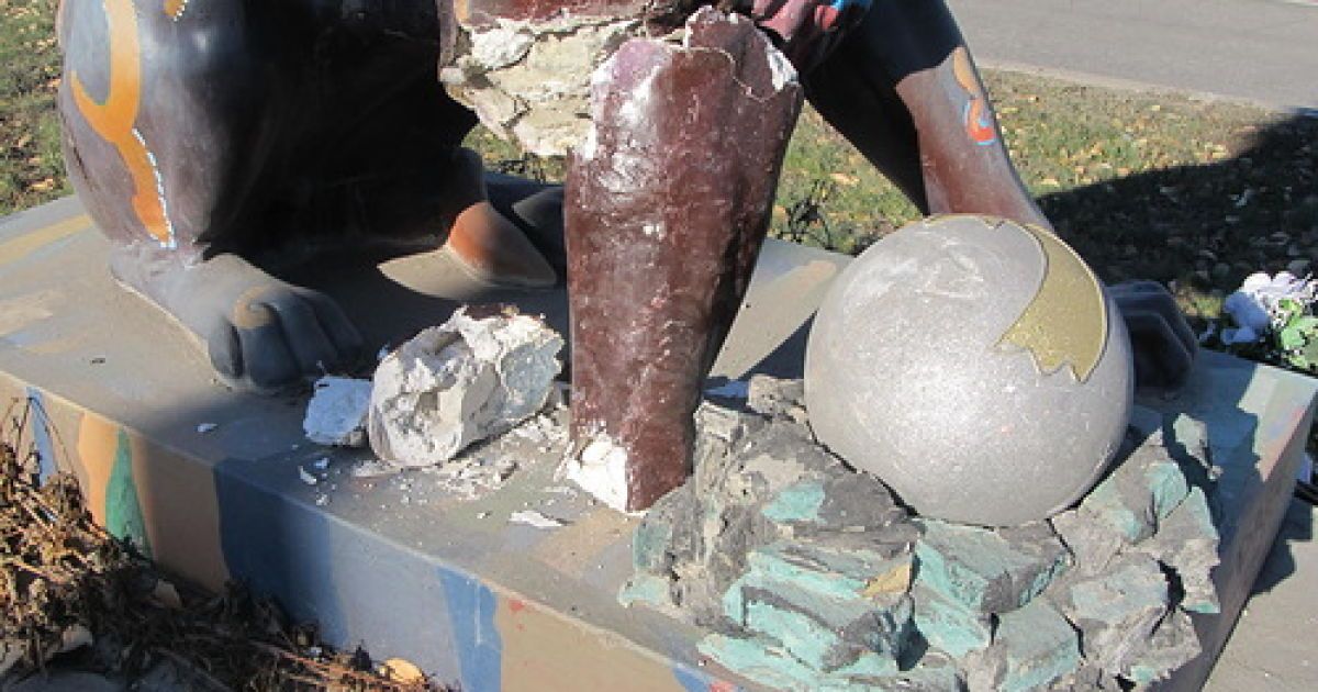 У Луганську весь час знущаються над писанковим левом