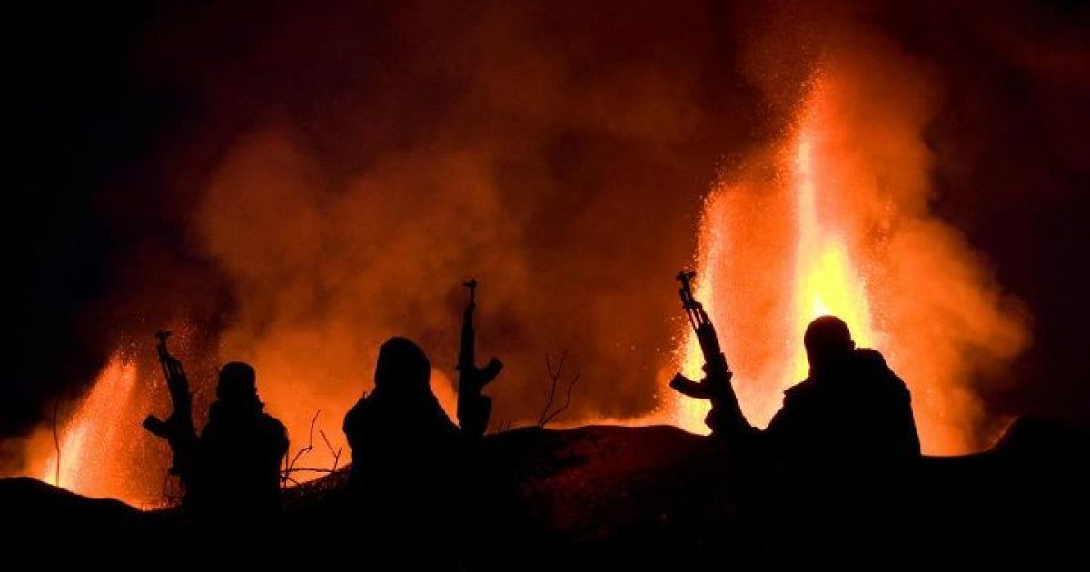 Неподалік від підніжжя вулкана на безпечній відстані розбито наметовий табір для спостерігачів. / © VolcanoDiscovery.com