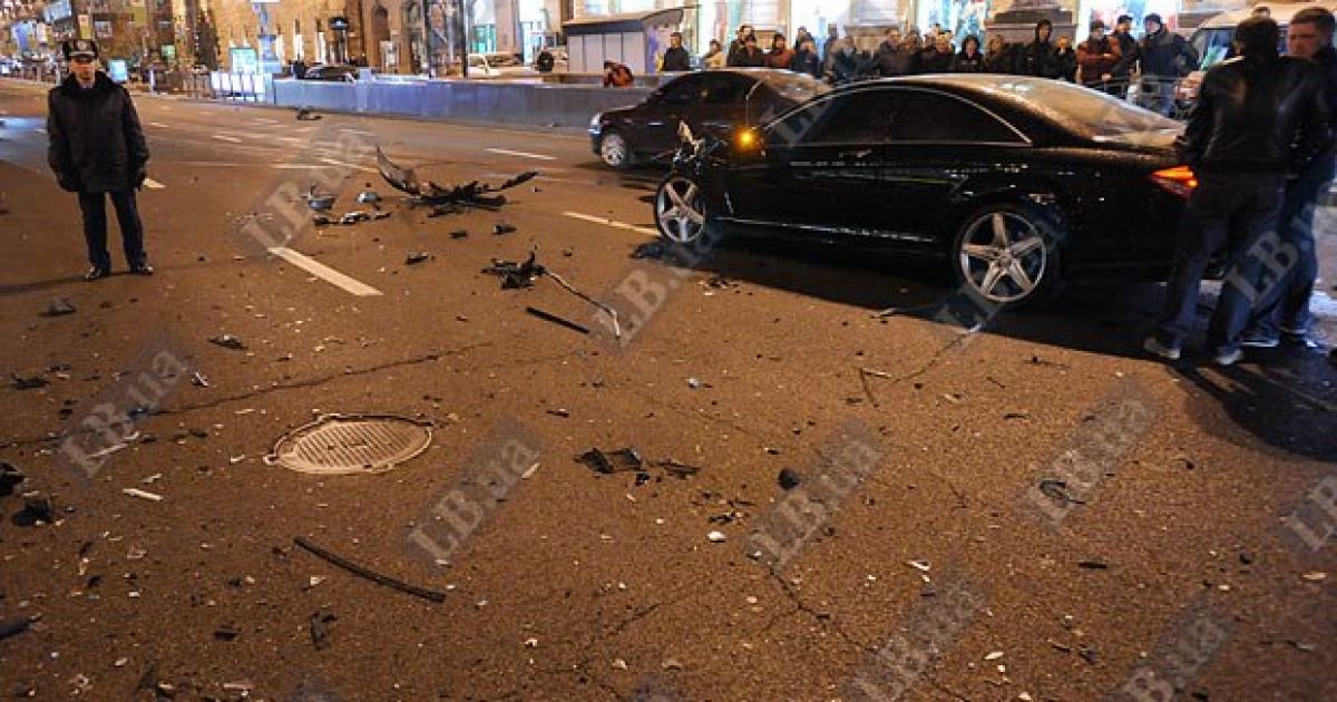 На перетині вулиць Хрещатик і Прорізна в Києві зіткнулися близько 10 автомобілів, регулювальник отримав травму. / © LB.ua