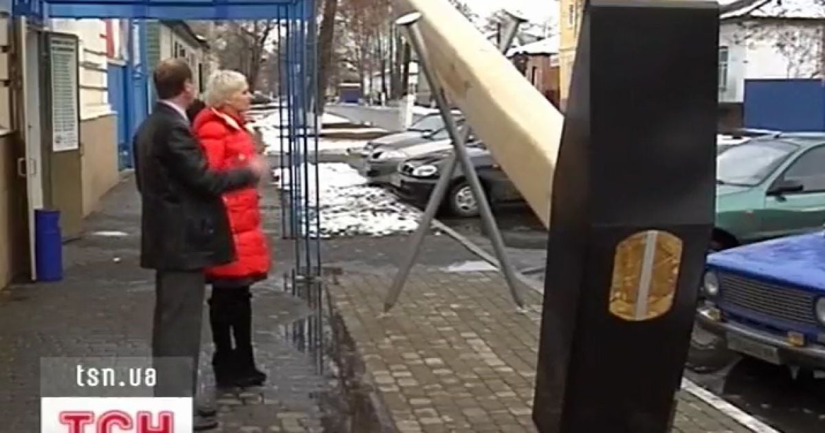 Ручка велетенського молотка виконана із суцільного стовбура тополі