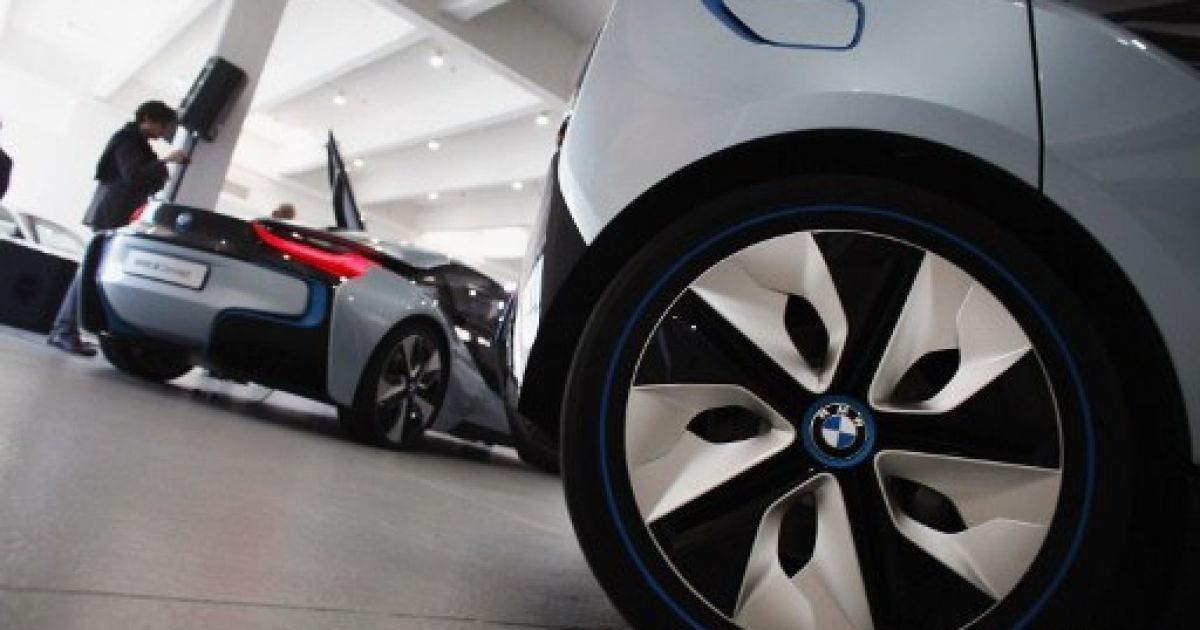 В Нью-Йорку провели показ гібридного концепт-кару BMW i8 і електромобіля BMW i3, корпуси яких створені з вуглецевого волокна / © AFP