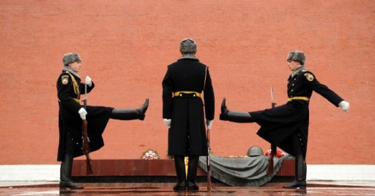 Росія, Москва. Солдати Президентського полку беруть участь у церемонії зміни почесної варти біля могили Невідомого солдата перед Кремлівською стіною в Москві. / © AFP