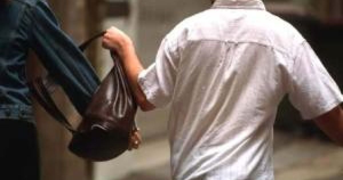 Намагаючись відвоювати сумочку, дівчина була жорстоко побита крадієм