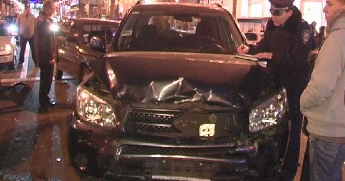 На перетині вулиць Хрещатик і Прорізна в Києві зіткнулися близько 10 автомобілів, регулювальник отримав травму. / © Магнолія-ТВ