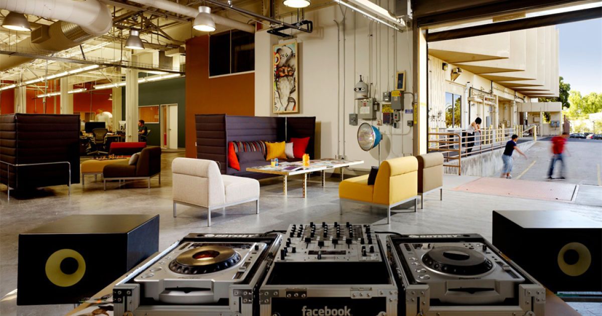 У внутрішньому дворику встановлено стіл для пінг-понгу та баскетбольну площадку. / © bigpicture.ru