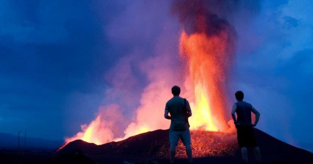 Неподалік від підніжжя вулкана на безпечній відстані розбито наметовий табір для спостерігачів. / © VolcanoDiscovery.com