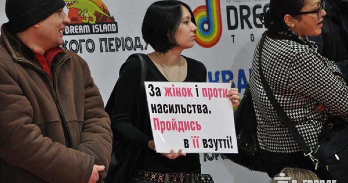 Під час акції "Пройдися в її туфлях" чоловіки влашутвали перегони на підборах. / © kiev.vgorode.ua