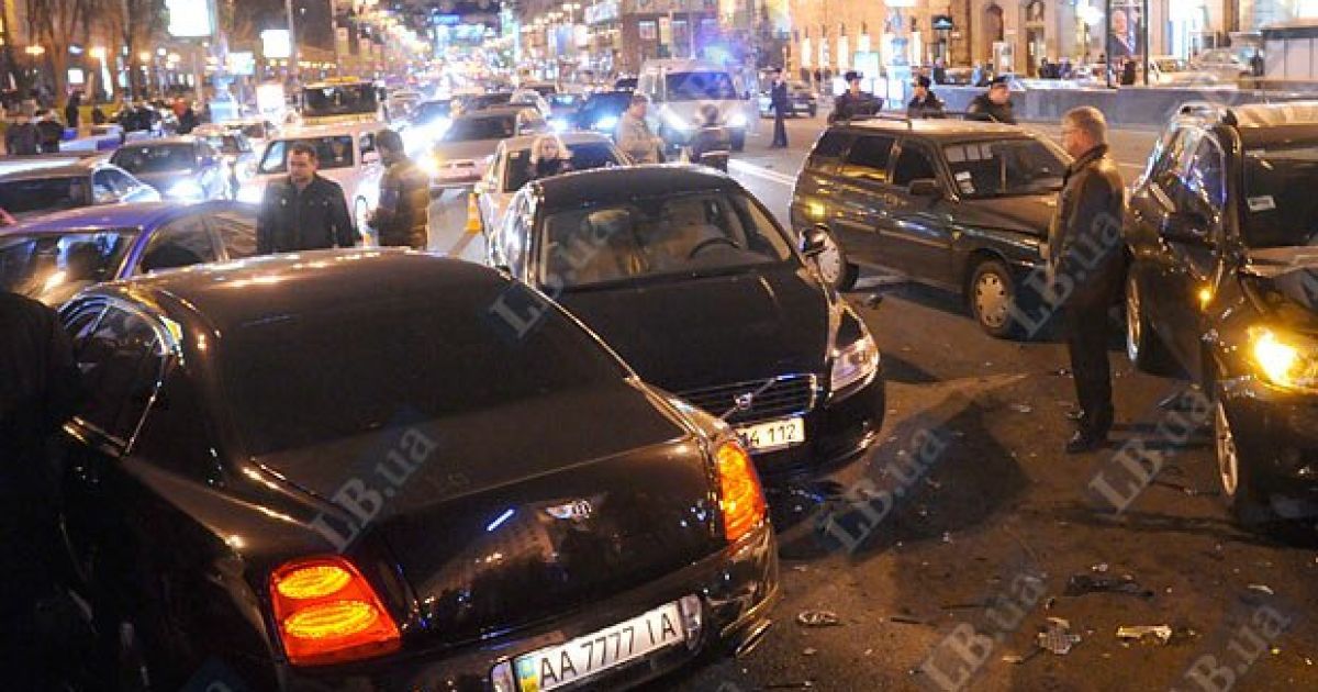 На перетині вулиць Хрещатик і Прорізна в Києві зіткнулися близько 10 автомобілів, регулювальник отримав травму. / © LB.ua