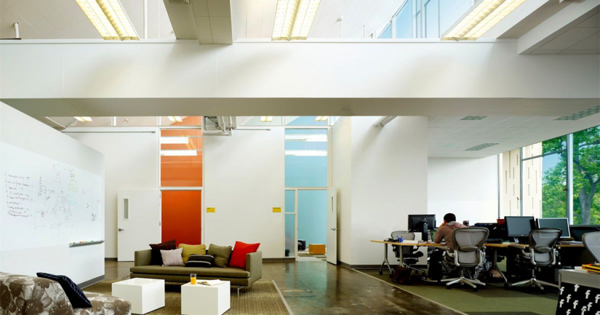 На відкритому просторі в офісі створені окремі ділянки для груп працівників. / © bigpicture.ru