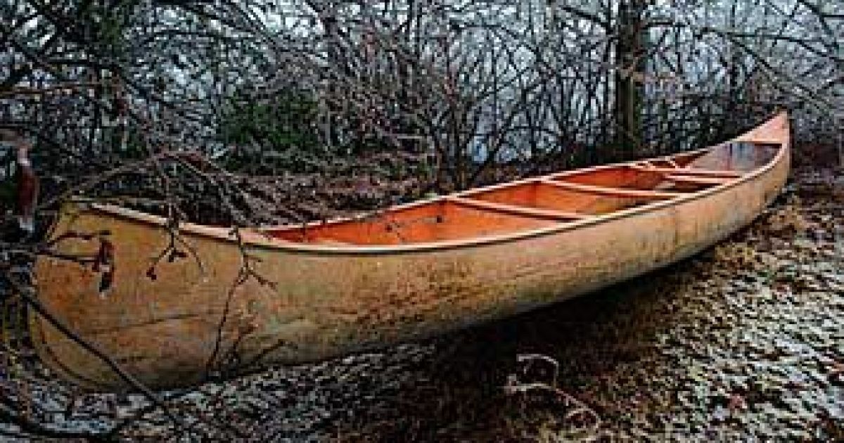 Чоловік на каное вмерз у воду. Ілюстрація