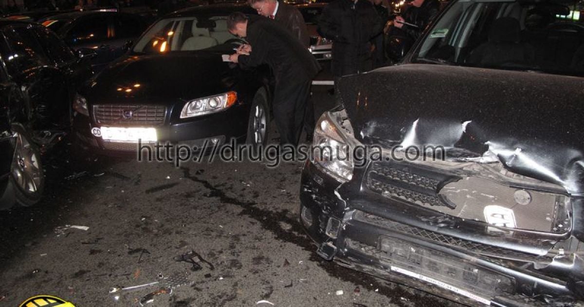 На перетині вулиць Хрещатик і Прорізна в Києві зіткнулися близько 10 автомобілів, регулювальник отримав травму. / © drugasmuga.com