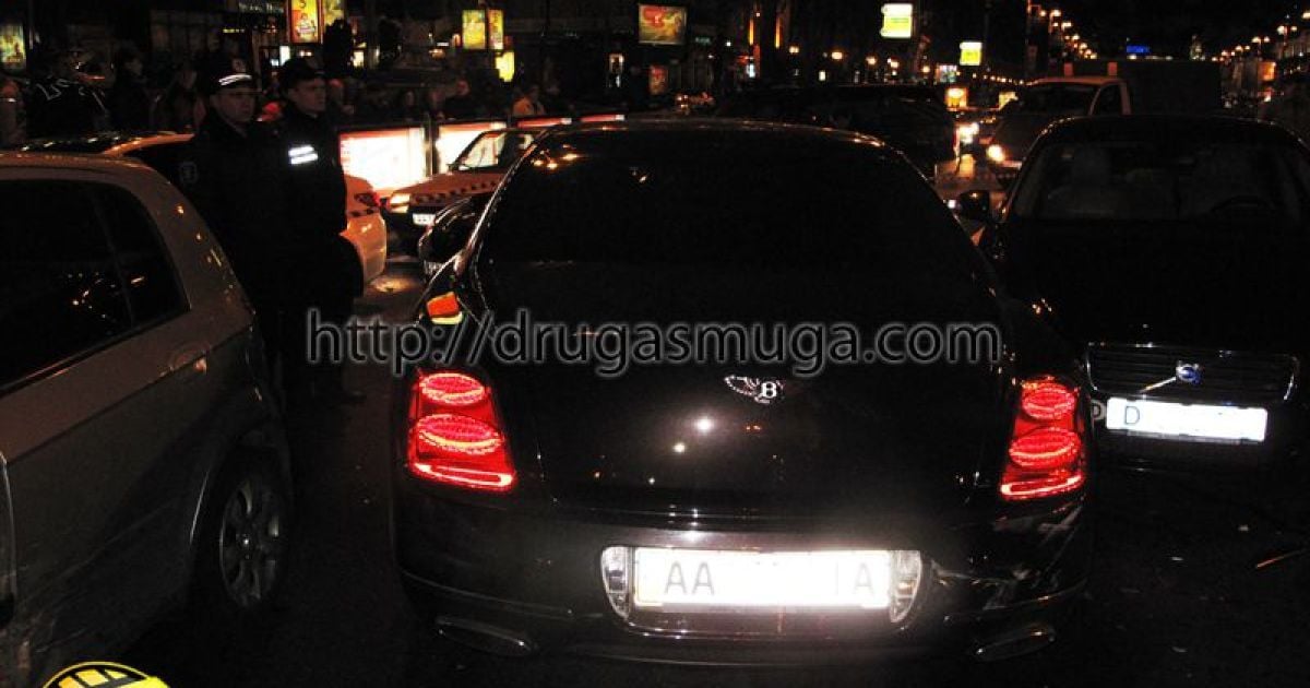 На перетині вулиць Хрещатик і Прорізна в Києві зіткнулися близько 10 автомобілів, регулювальник отримав травму. / © drugasmuga.com