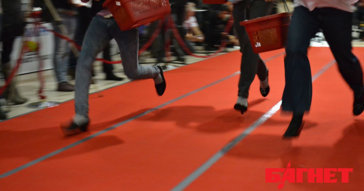 Під час акції "Пройдися в її туфлях" чоловіки влашутвали перегони на підборах. / © Багнет