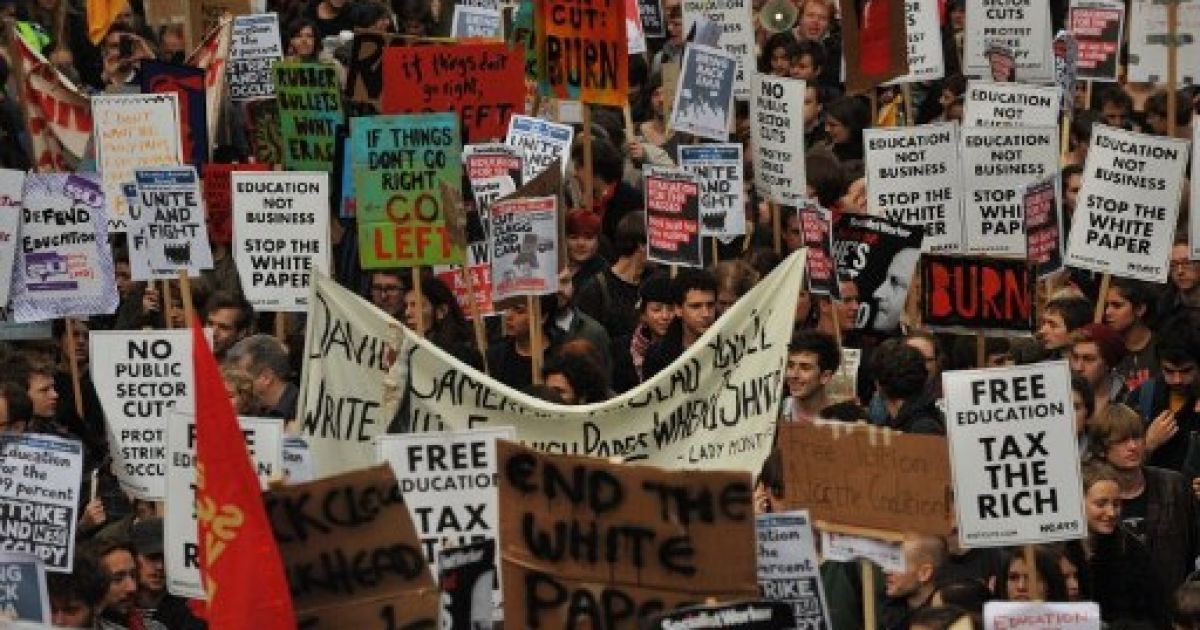 Тисячі студенти взяли участь у демонстрації проти скорочення фінансування освіти в Лондоні. / © AFP