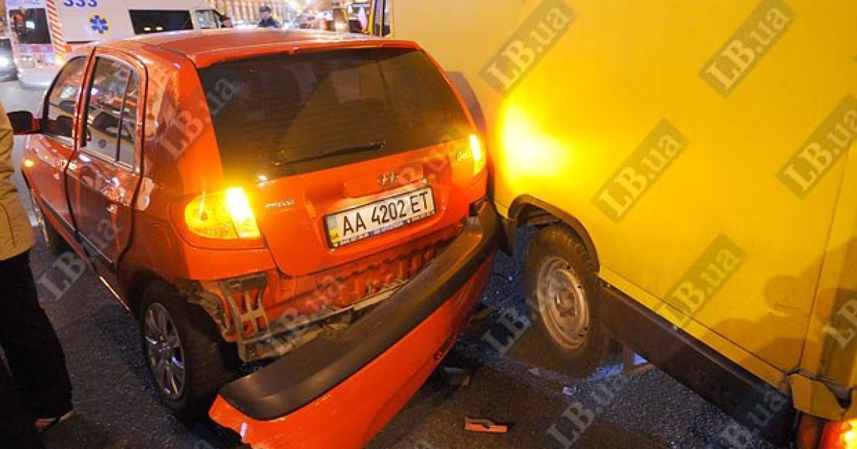 На перетині вулиць Хрещатик і Прорізна в Києві зіткнулися близько 10 автомобілів, регулювальник отримав травму. / © LB.ua