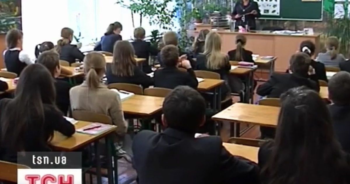 Хлопці жорстоко побили однокласницю-інваліда