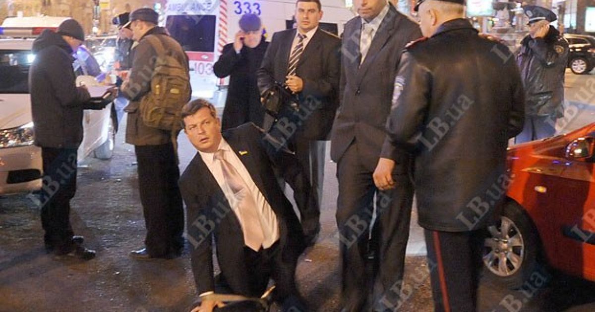 На перетині вулиць Хрещатик і Прорізна в Києві зіткнулися близько 10 автомобілів, регулювальник отримав травму. / © LB.ua