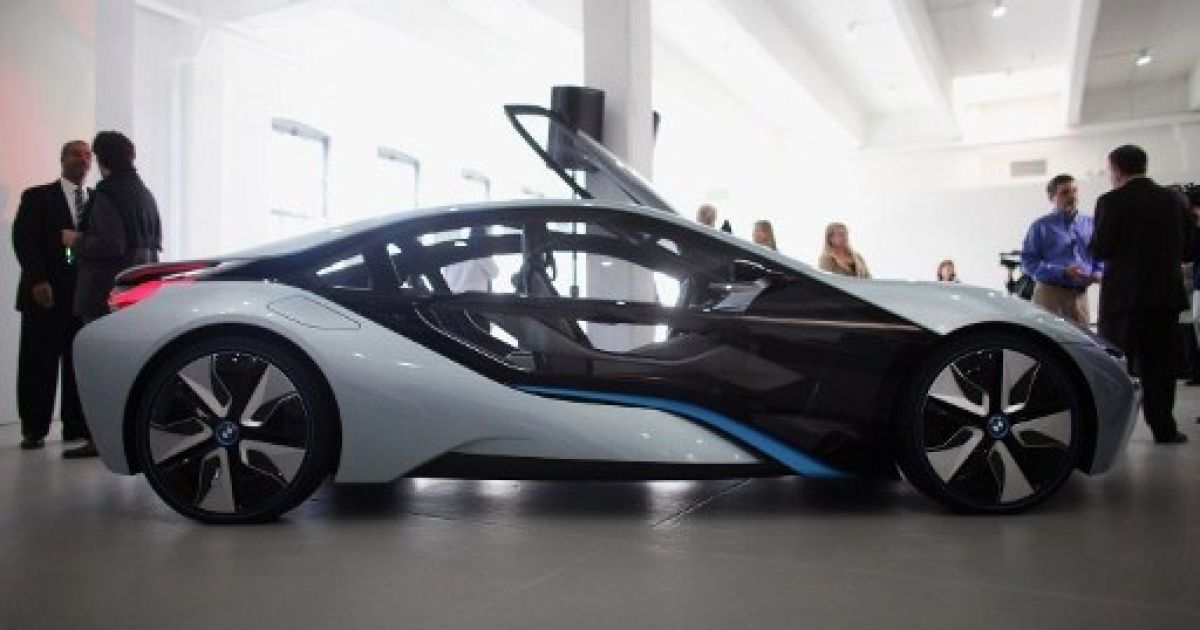 В Нью-Йорку провели показ гібридного концепт-кару BMW i8 і електромобіля BMW i3, корпуси яких створені з вуглецевого волокна / © AFP