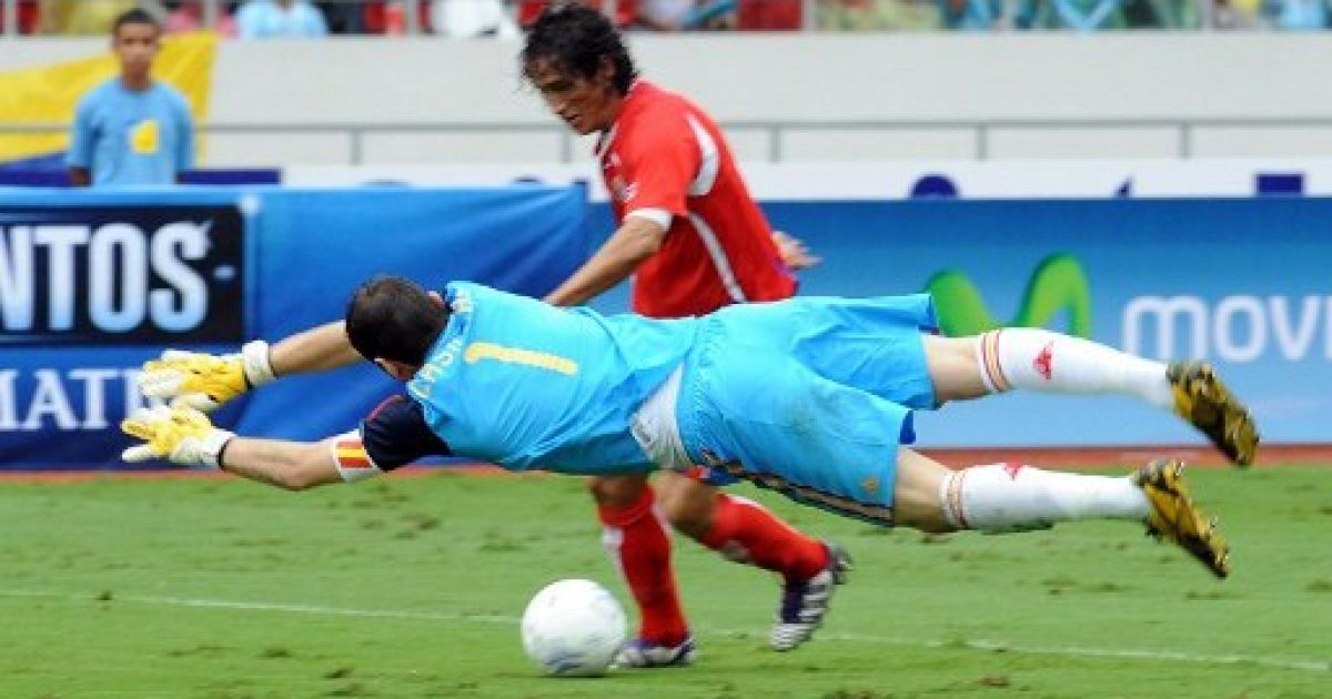 Коста-Ріка, Сан-Хосею. Гравець Коста-Ріки Рендал Бренес обігрує іспанського голкіпера Ікера Касільяса і забиває гол під час матчу між Іспанією та Коста-Рікою.