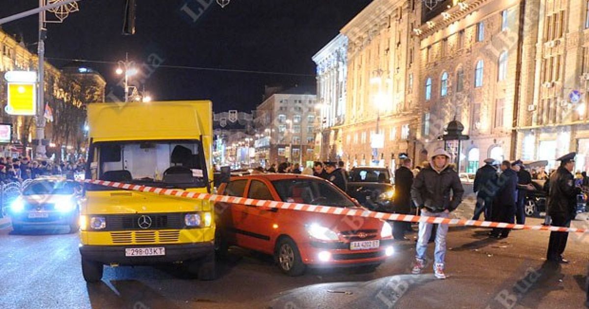 На перетині вулиць Хрещатик і Прорізна в Києві зіткнулися близько 10 автомобілів, регулювальник отримав травму. / © LB.ua