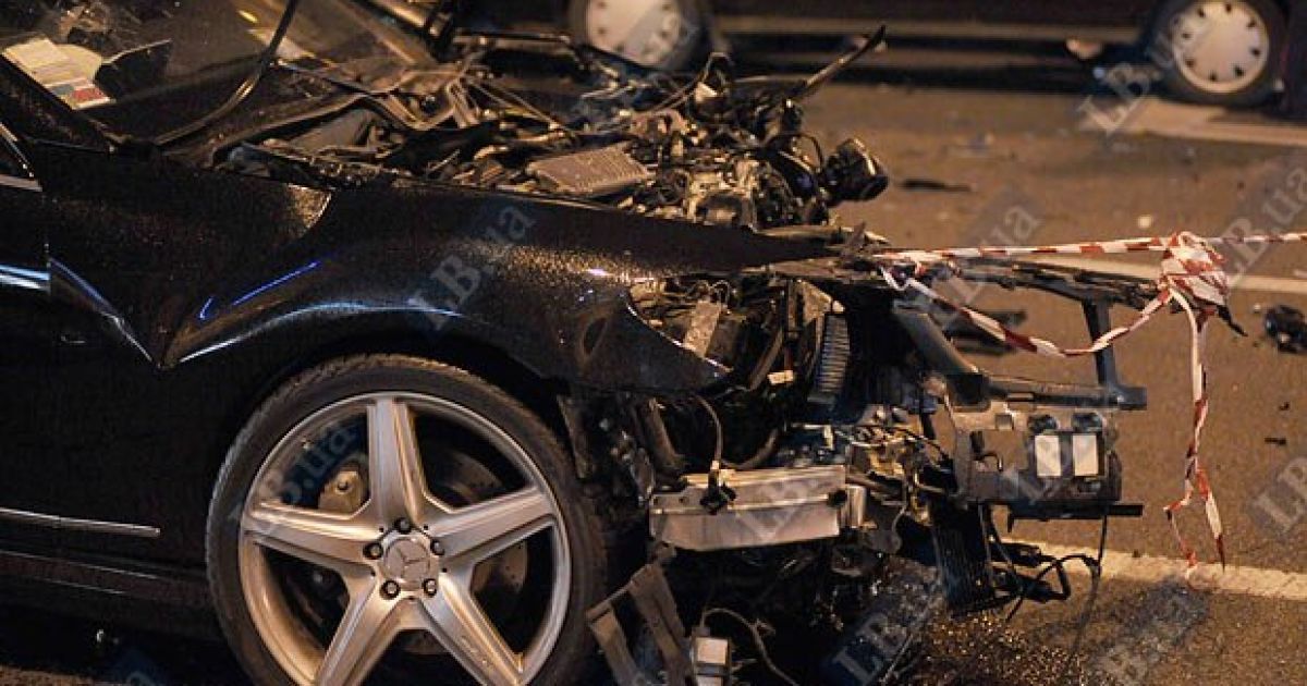 На перетині вулиць Хрещатик і Прорізна в Києві зіткнулися близько 10 автомобілів, регулювальник отримав травму. / © LB.ua