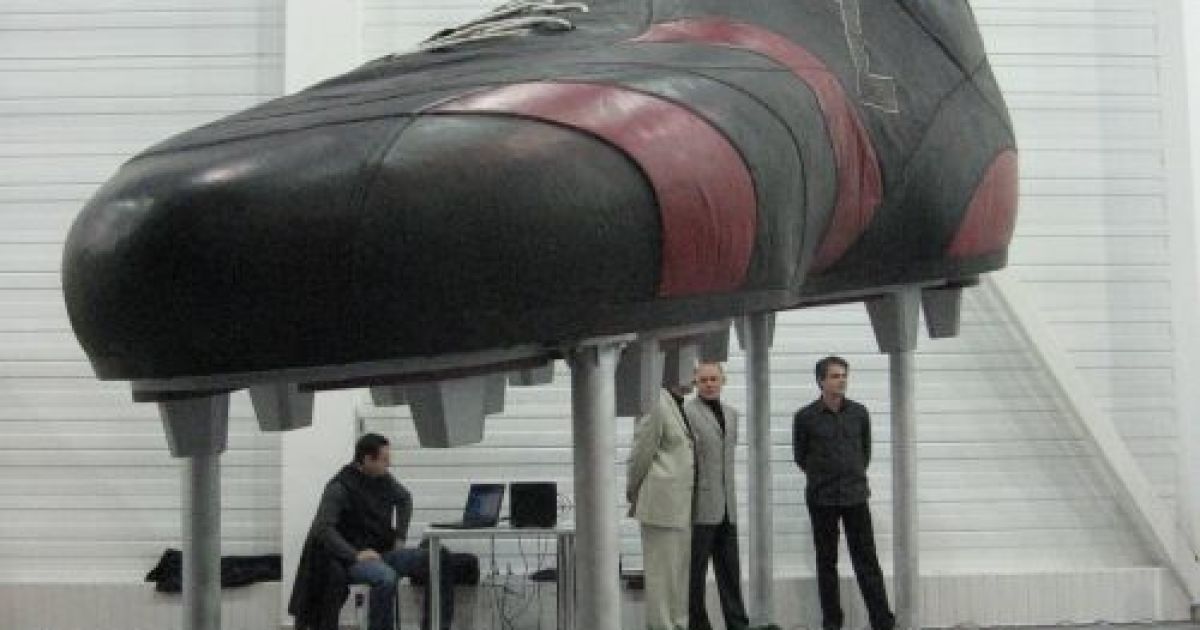 У Запоріжжі презентували 5-метрову футбольну бутсу / © reporter.zp.ua