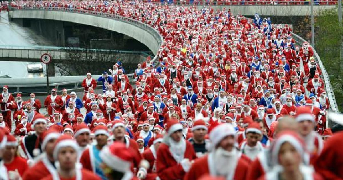 Забіг Санта-Клаусів у Ліверпулі / © AFP