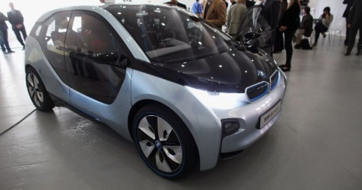 В Нью-Йорку провели показ гібридного концепт-кару BMW i8 і електромобіля BMW i3, корпуси яких створені з вуглецевого волокна / © AFP
