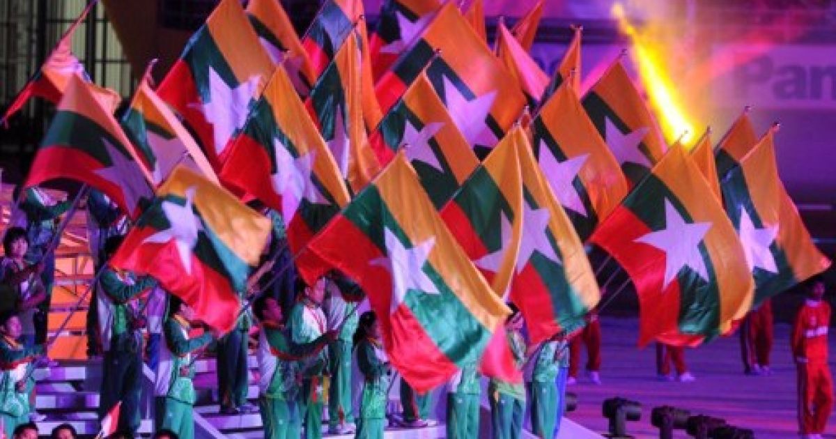 Індонезія, Палембанг. Спортсмени з М&#039;янми розмахують своїми національними прапорами на церемонії закриття 26-их Південно-Азіатських Ігр (SEAGAMES). Наступні SEAGAMES пройдуть у новій столиці М&rsquo;янми в 2013 році. / © AFP