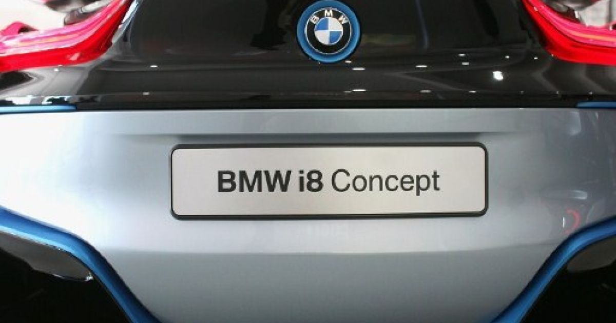 В Нью-Йорку провели показ гібридного концепт-кару BMW i8 і електромобіля BMW i3, корпуси яких створені з вуглецевого волокна / © AFP
