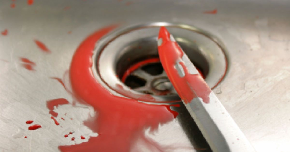 Поліція каже, що чоловік сам порізав себе 16 разів