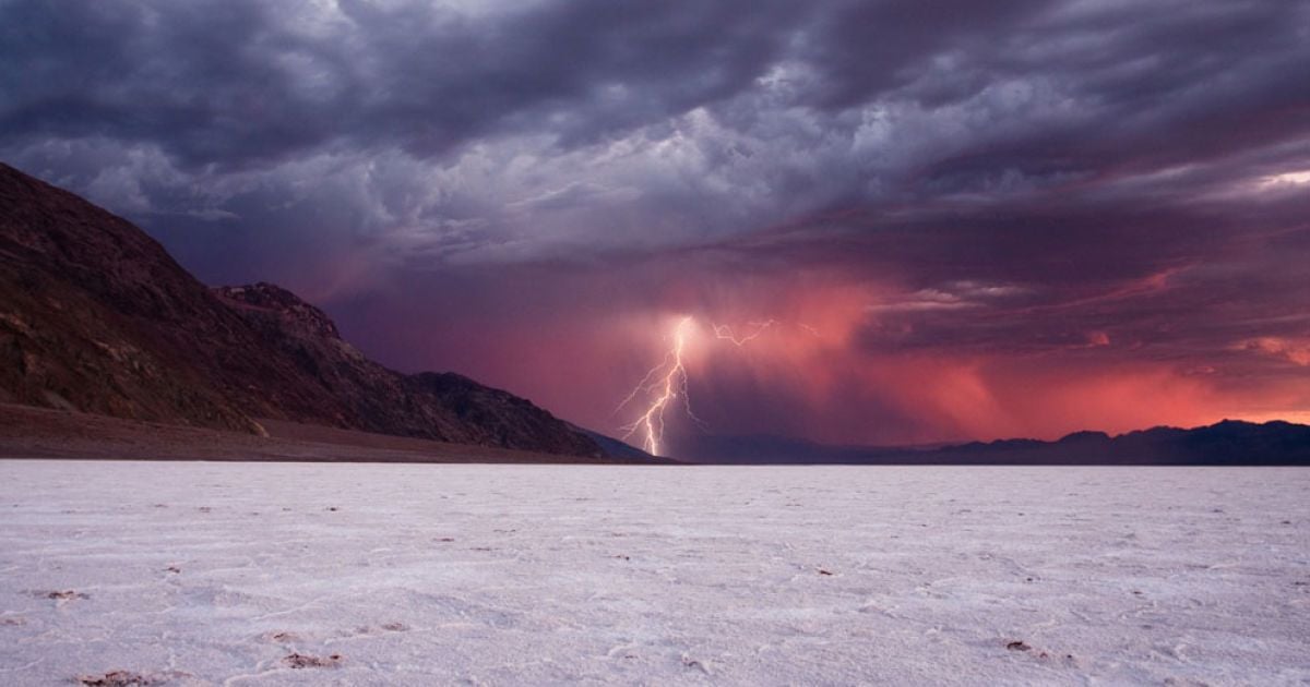Гроза у Долині Смерті. Фото Jeff Engelhardt / © National Geographic