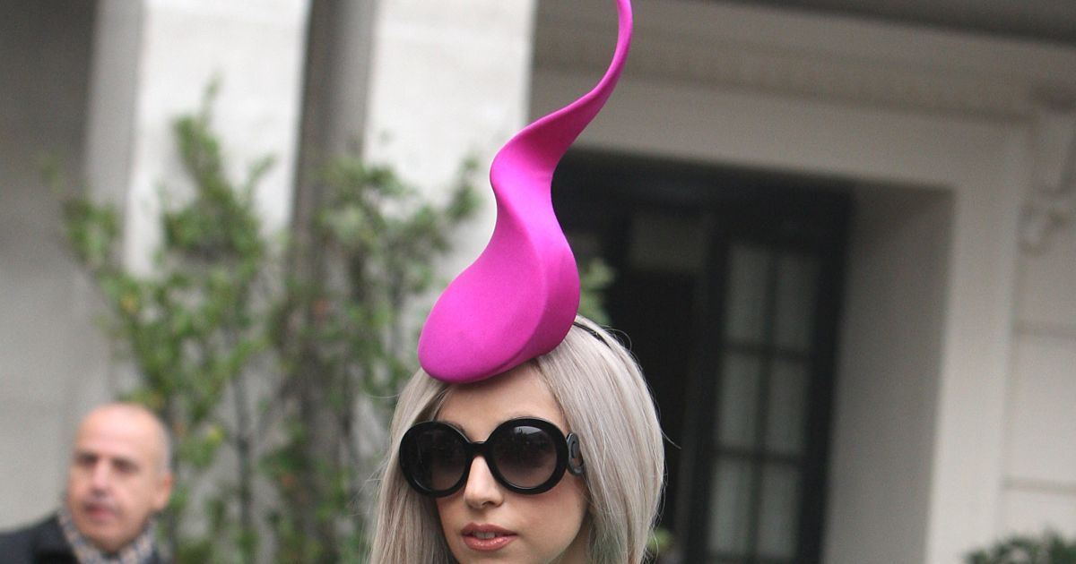 Гага обрала капелюшок-таблетку